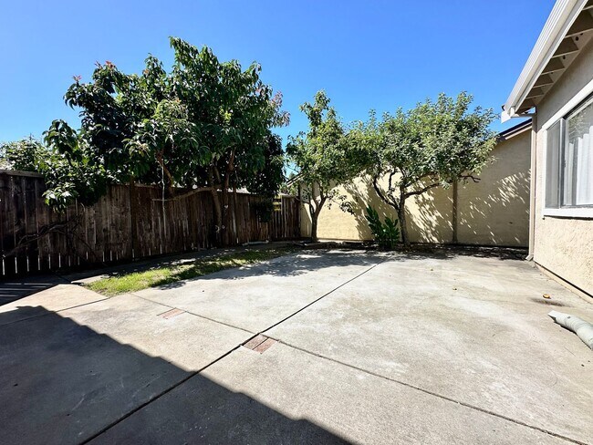 Building Photo - Completely Remodeled 3 Bed 2 Bath Ardenwoo...