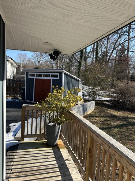 Security cameras - 1007 N Peace Haven Rd