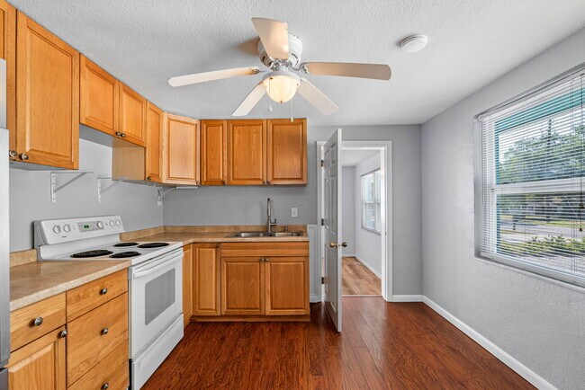 Building Photo - Lovely Largo Home