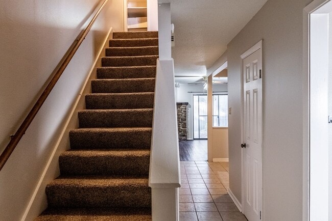 Building Photo - Updated 2 Bed / 1.5 Bath Townhouse in the Heart of Maumelle — $1,000/Month