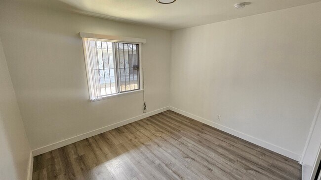 Building Photo - 1120 E Fairview Blvd