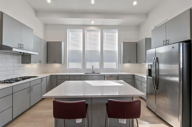 Building Photo - 6101 Florencia Ln