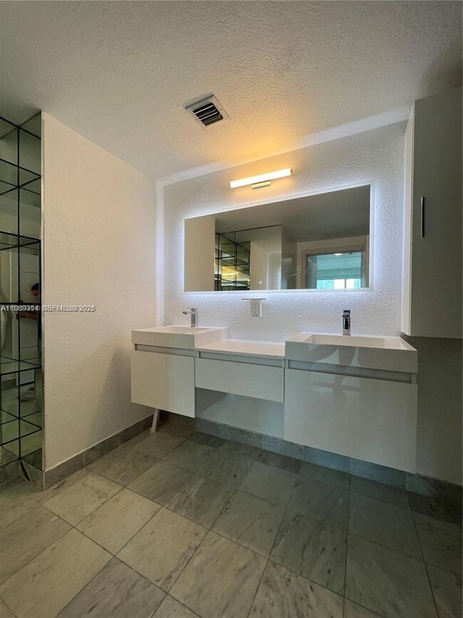 Building Photo - 500 NE 29th St