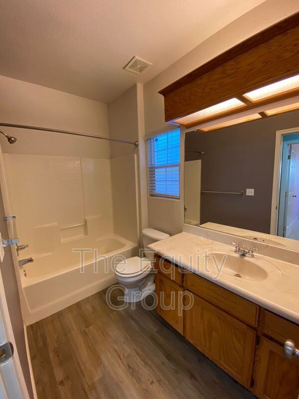 Building Photo - 2643 W Oakridge Ave