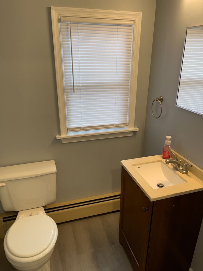 Building Photo - 3 BtR/1.5 Bath  Single Family Home in established west side neighorhood.