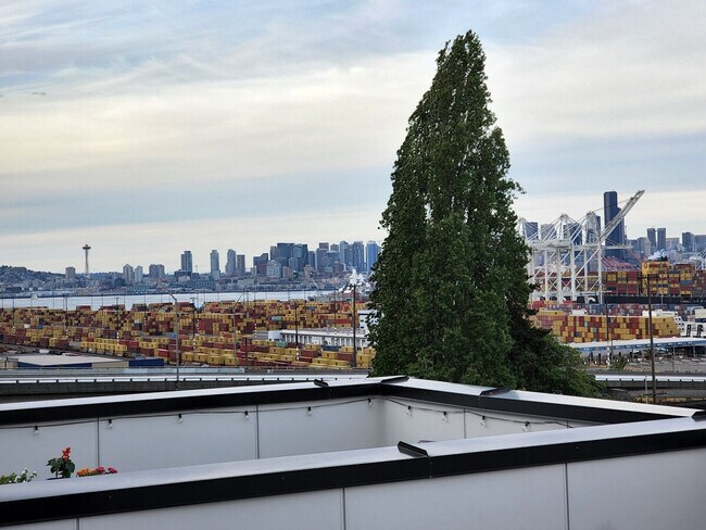 Building Photo - 3026 SW Charlestown St