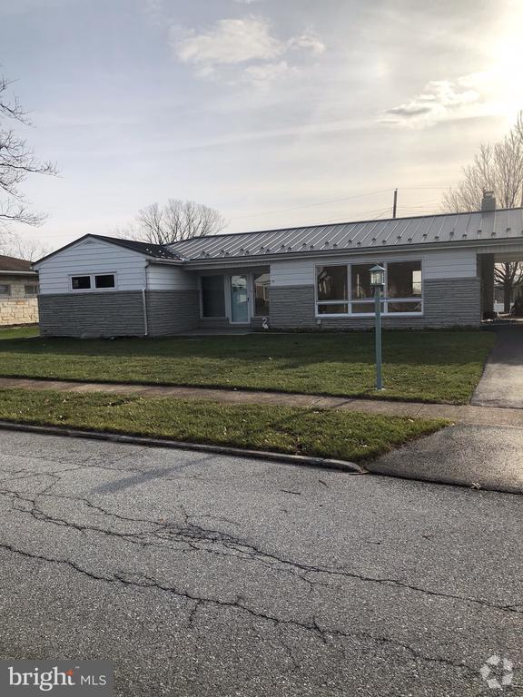 Building Photo - 273 Dogwood Dr