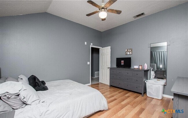 Building Photo - 1410 Windsor Cir