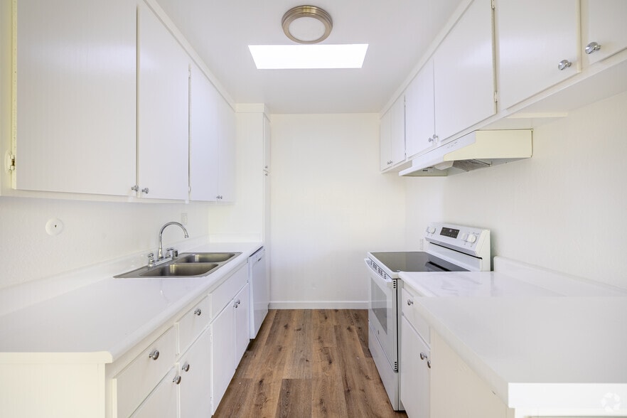 1BR, 1BA - 980SF - Kitchen - Welcome to Sherman West Apartments !!!