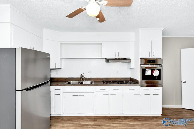 Building Photo - 512 Oshaughnessy Ave NE