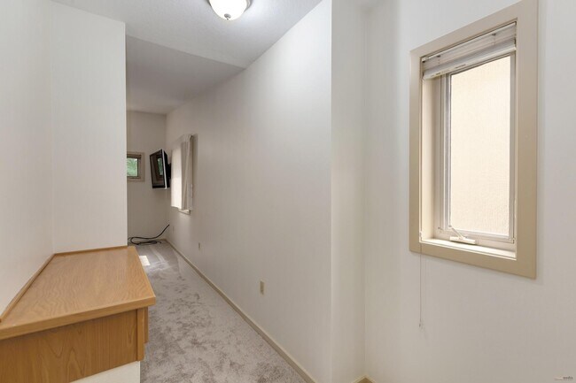 Building Photo - Stunning Townhome Style in NE Portland Lloyd Center District