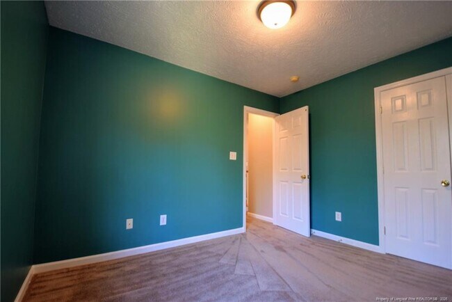 Building Photo - 324 Roundtree Dr
