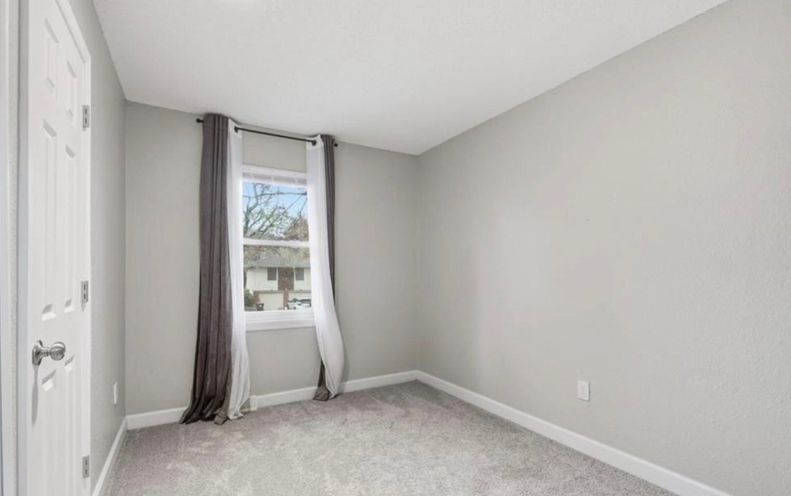 Building Photo - 302 SE Flagstone Dr