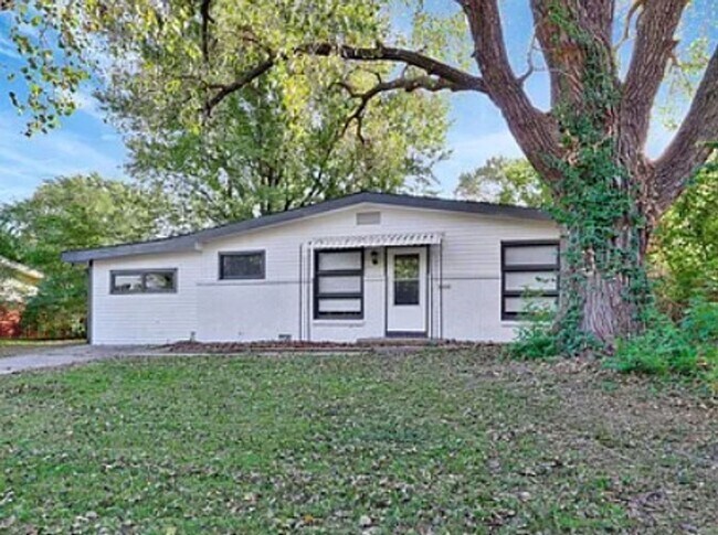 Building Photo - 6020 N East Park View St