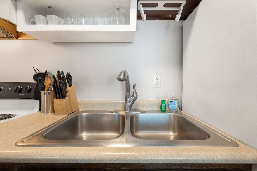 Building Photo - 2601 University Ave