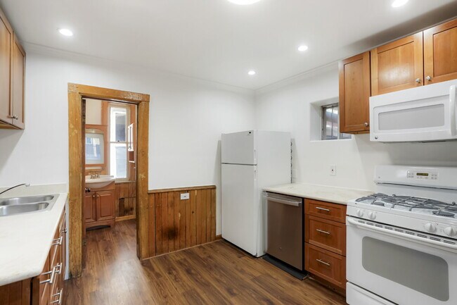 Building Photo - Historic 2 Bed / 1 Bath Townhome near Down...