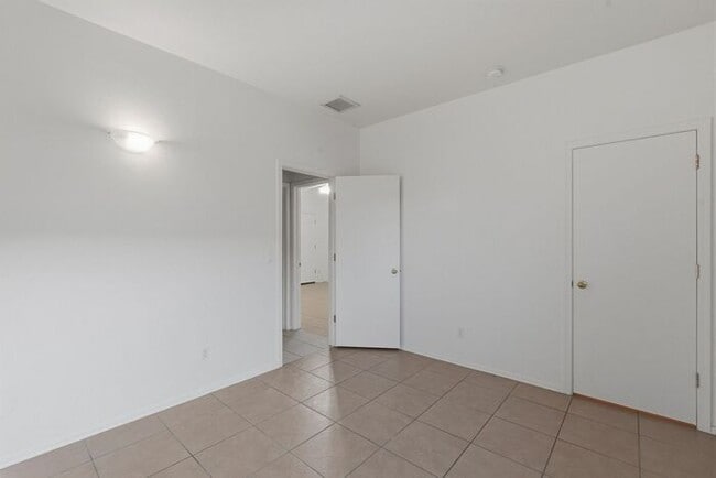 Building Photo - Pending/ Rented - Comfortable Eastside Liv...