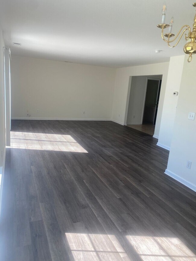 Building Photo - Lovely 3 Bed, 2.5 Bath Home in the golf community of Inverness, just off of River Oaks Drive - co...