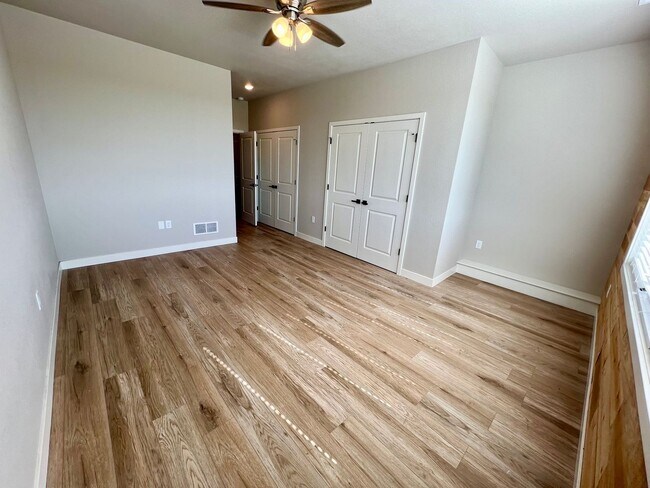 Building Photo - Modern Townhome with STUNNING Views in West MHK