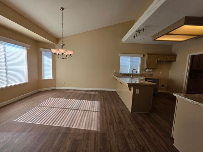 Building Photo - *Wait list full- Currently not accepting applications* 3 Bedroom 2 Bathroom with Pool in NW Visalia!