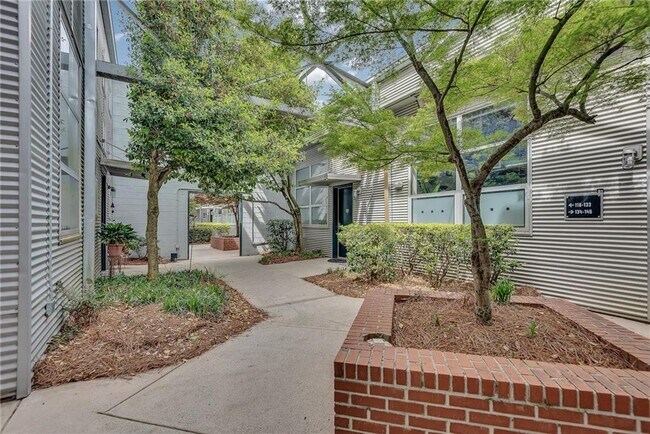 Building Photo - 400 Village Pkwy