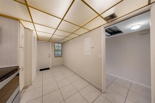 Building Photo - 2601 S Palm Aire Dr