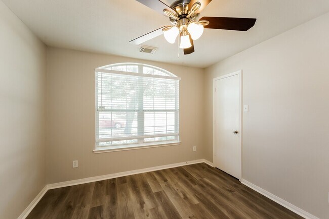Building Photo - 20827 Oak Rain Ct