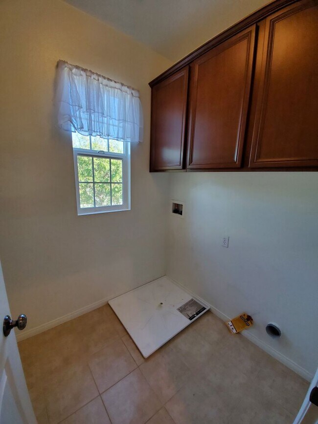 Building Photo - Spacious 3 Bedroom 3 Bath Two Story Riverp...