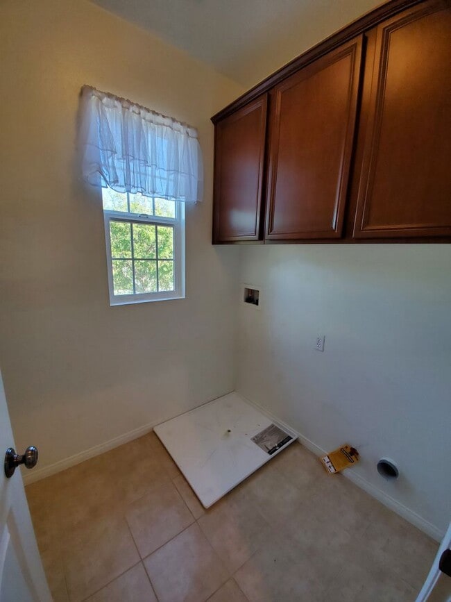 Building Photo - Spacious 4 Bedroom 3 Bath Two Story Riverp...
