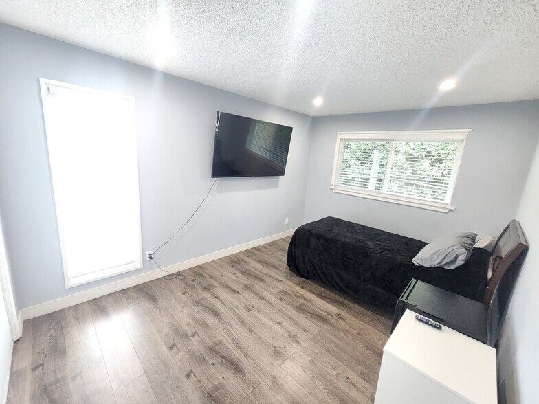 Building Photo - 11665 Babbitt Ave