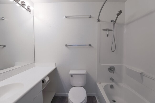 Building Photo - Rarely Available !  Beautiful 3-Bedroom Corner Unit – Pet Friendly & Spacious!