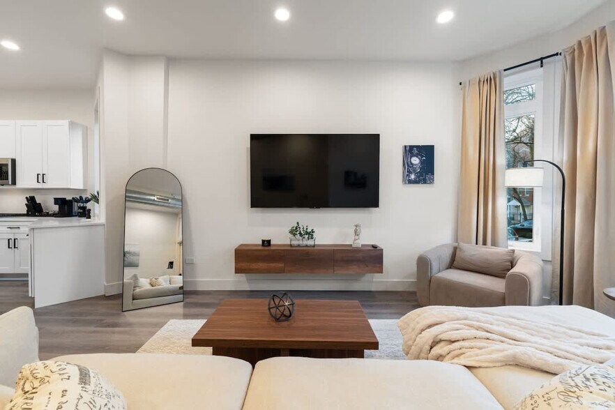 Building Photo - 1543 N Claremont Ave