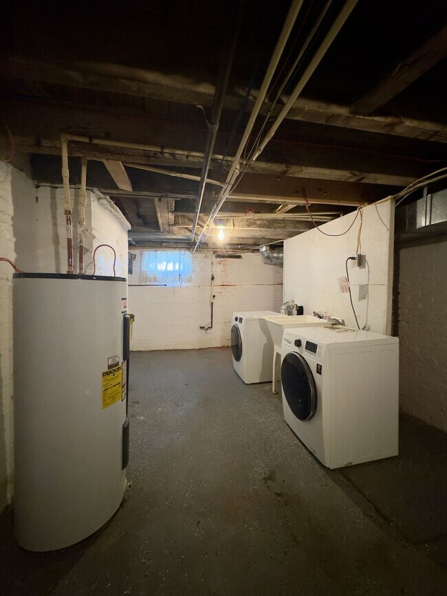 Building Photo - Inviting 3-Bedroom Single Family Townhome ...