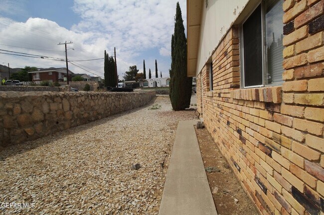 Building Photo - 3406 Moonlight Ave