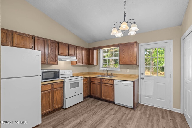 Building Photo - 141 Pine Crest Dr