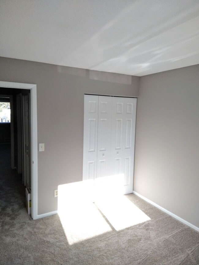 Building Photo - 3 Bedroom 1 & 3/4 Bath Townhouse