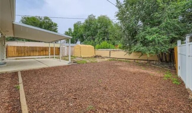 Building Photo - Spacious 5 bedroom, 2 ba, large basement with additional kitchen & private entry