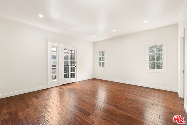 Building Photo - 258 S Orange Dr