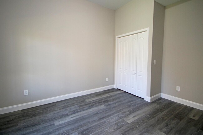 Building Photo - 2060 Willow Hill Dr