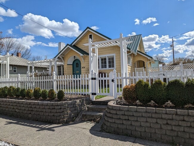 Primary Photo - Charming 3 bedroom Normal Hill house