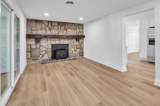 Building Photo - 211 Della Ln