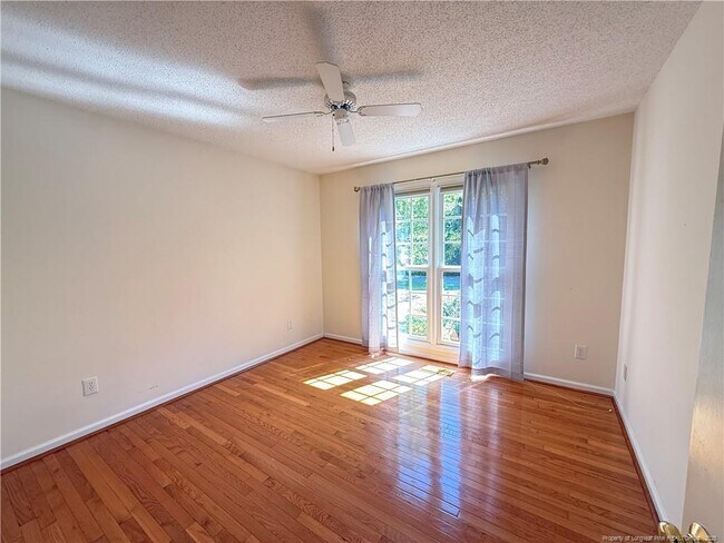Building Photo - 995 Greenbriar Dr