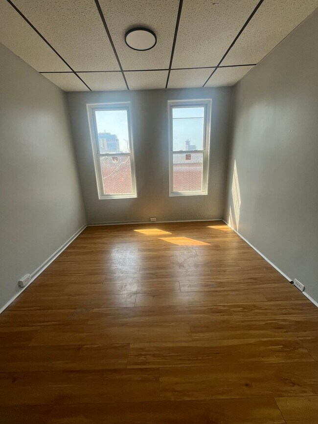 Building Photo - 3 Bedroom 1 bath house