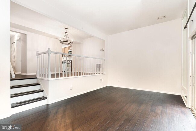 Building Photo - 2168 Mayflower Dr