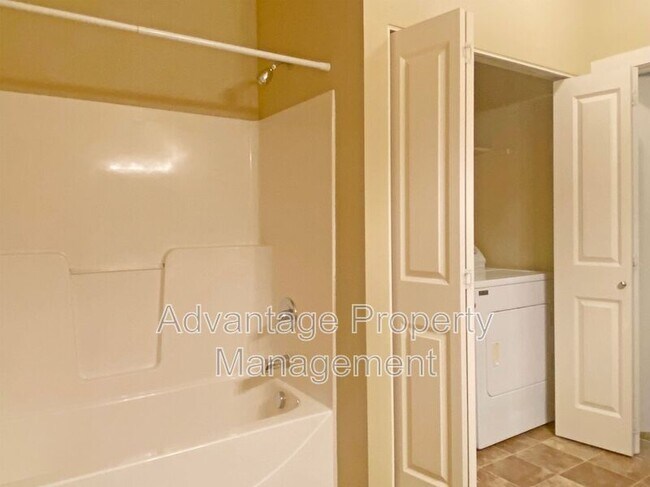 Building Photo - 501 Catron Pl