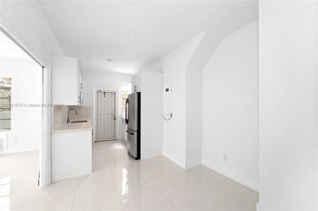 Building Photo - 825 Jefferson Ave