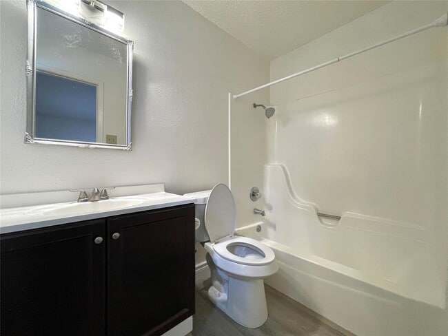 Building Photo - 1729 Cricket Hollow Dr