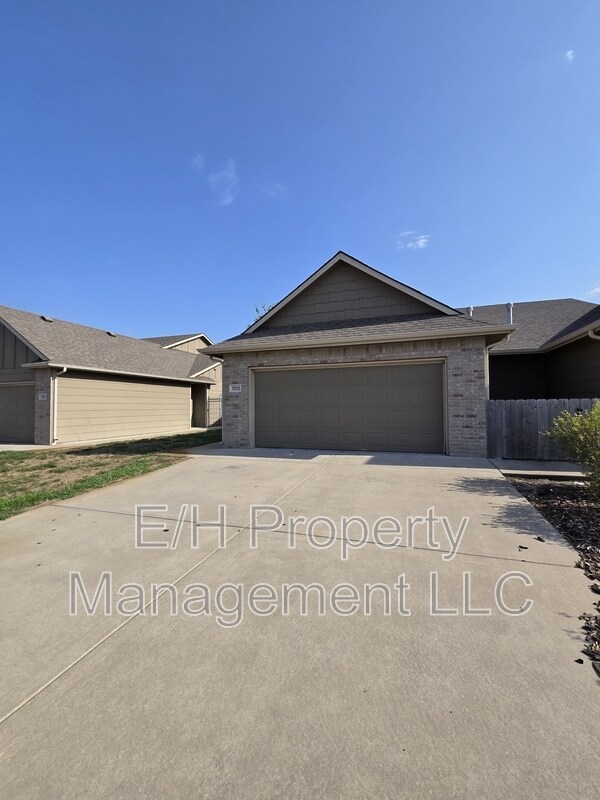 Building Photo - 3321 E Aster St