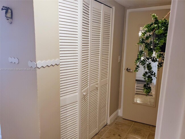 Building Photo - 3101 N Country Club Dr