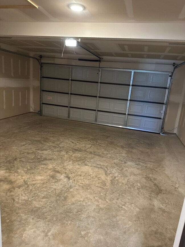 Building Photo - *Pre-leasing* Three Bedroom | Two Bath Hom...